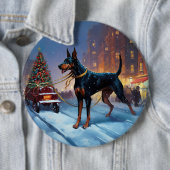 Badge Rond 15,2 Cm Saison Festive de Noël Doberman (En situation)