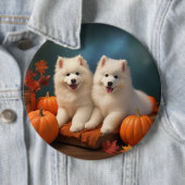Badge Rond 15,2 Cm Samoyed Chiot Automne Citrouille de plaisir (En situation)