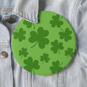 Badge Rond 15,2 Cm Shamrock de la Saint Patrick Motif Clover (En situation)