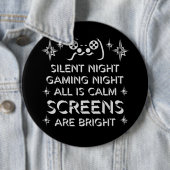 Badge Rond 15,2 Cm Silent Night Gaming Night All Calm Screens Bright (En situation)