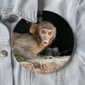 Badge Rond 15,2 Cm Singe effrayé avec le grand bouton de yeux (En situation)