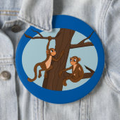Badge Rond 15,2 Cm Singes escalade le bouton de dessin animé de l'arb (En situation)