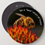 Badge Rond 15,2 Cm Soyez un "Bee" Bacon de l'Espoir Bee sur Echinacea (Devant & derrière)