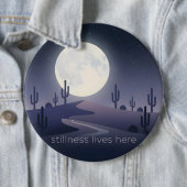 Badge Rond 15,2 Cm Stillness Lives Here (En situation)
