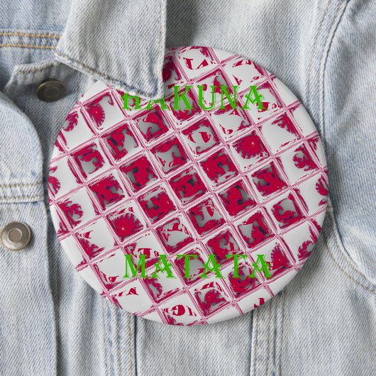 Badge Rond 15,2 Cm Style Red Hakuna Matata (En situation)