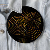 Badge Rond 15,2 Cm Symbole celtique spiral or métallique (En situation)