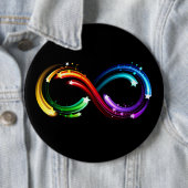 Badge Rond 15,2 Cm Symbole de l'infini des comètes arc-en-ciel (En situation)
