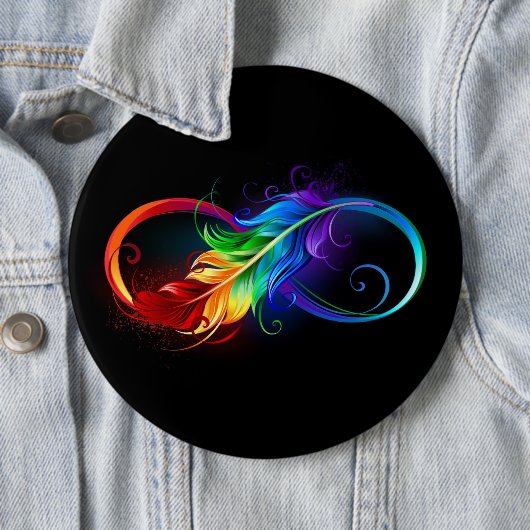Badge Rond 15,2 Cm Symbole d'infini avec plume arc-en-ciel (En situation)