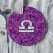 Badge Rond 15,2 Cm Symbole du Zodiaque de Libra sur Camo numérique Fu (En situation)