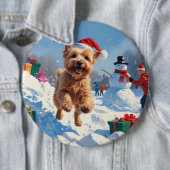 Badge Rond 15,2 Cm Terrier rouillé en neige avec Casquette de Noël (En situation)