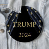 BADGE ROND 15,2 CM TRUMP 2024 (En situation)