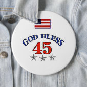 Badge Rond 15,2 Cm Trump God Bless 45 (En situation)