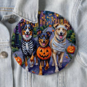 Badge Rond 15,2 Cm Un berger australien à l'Halloween (En situation)