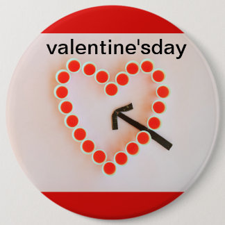 Badge Rond 15,2 Cm un cœur de lunettes frappé par une flèche sur un b
