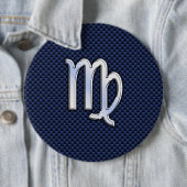 Badge Rond 15,2 Cm Virgo Zodiac Sign on Navy Blue Carbon Fiber Print (En situation)