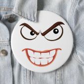 BADGE ROND 15,2 CM VISAGE SINISTRE (En situation)