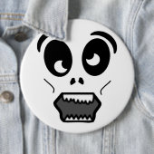 BADGE ROND 15,2 CM VISAGE ZOMBIE (En situation)