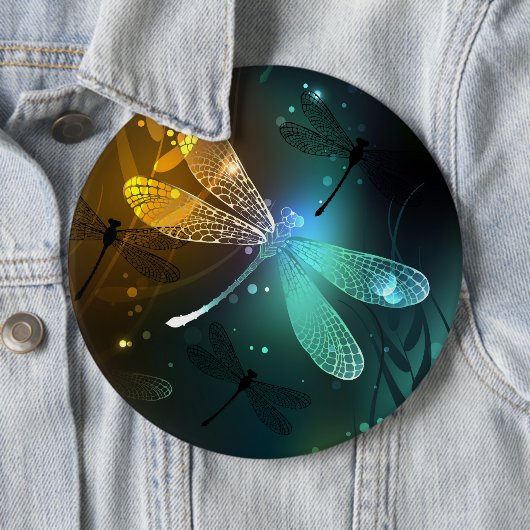 Badge Rond 15,2 Cm Vol de libellule verte lumineuse (En situation)