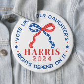 Badge Rond 15,2 Cm Votez comme les droits de votre fille en dépendent (En situation)