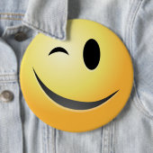 BADGE ROND 15,2 CM WINK FACE (En situation)