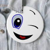 BADGE ROND 15,2 CM WINKING SMILEY FACE (En situation)