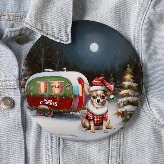 Badge Rond 15,2 Cm Winter Chihuahua Caravan Christmas Adventure (En situation)