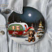 Badge Rond 15,2 Cm Winter Dachshund Caravan Christmas Adventure (En situation)