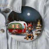 Badge Rond 15,2 Cm Winter Doberman Caravan Christmas Adventure (En situation)