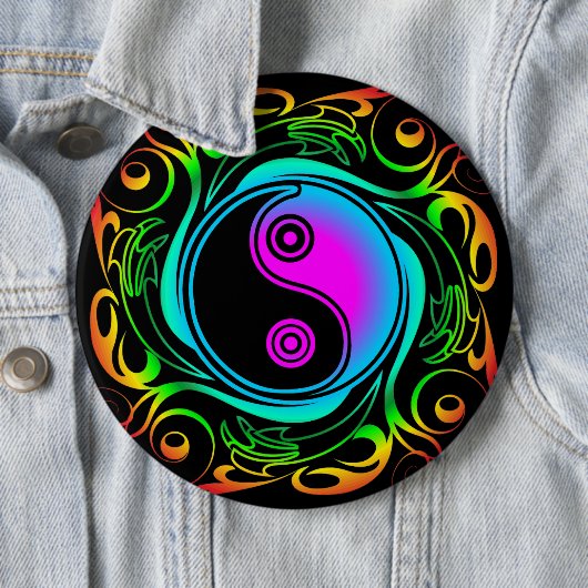 Badge Rond 15,2 Cm Yin Yang Psychedelic Rainbow Tattoo (En situation)