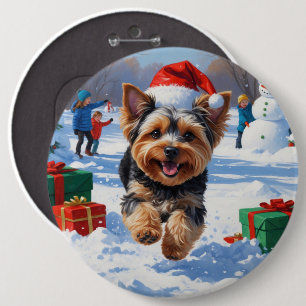 Badge Rond 15,2 Cm Yorkipoo courant dans la neige avec un chapeau de