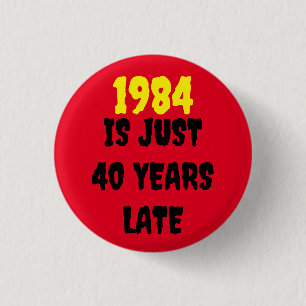 BADGE ROND 2,50 CM 1984 EST JUSTE 40 ANS DE TARD