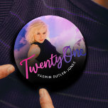 Badge Rond 2,50 Cm 21e anniversaire photo personnalisée violet rose n<br><div class="desc">Vingt-et-un violet à rose texte texte photo partie pin badge bouton. Personnalisez ce script de fête de 21e anniversaire photo bouton d'anniversaire avec votre propre nom de fille d'anniversaire et une photo de votre fille d'anniversaire. D'autres années et articles correspondants sont disponibles et peuvent être créés sur demande. © Design...</div>
