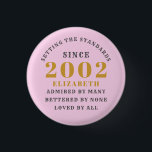 Badge Rond 2,50 Cm 21st Birthday Born 2002 Ajouter le nom Pink Grey<br><div class="desc">Personnalisé Anniversaire ajoutez votre nom et votre badge d'année. Modifiez le nom et l'année avec le modèle fourni. Un merveilleux accessoire de fête d'anniversaire personnalisé. Plus de cadeaux et de fournitures de fête disponibles avec le design "normes de fixation" dans le magasin.</div>