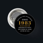 Badge Rond 2,50 Cm 40th Birthday Born 1983 Ajouter Nom Black Gold<br><div class="desc">Personnalisé Anniversaire ajoutez votre nom et votre badge d'année. Modifiez le nom et l'année avec le modèle fourni. Un merveilleux accessoire de fête d'anniversaire personnalisé. Plus de cadeaux et de fournitures de fête disponibles avec le design "normes de fixation" dans le magasin.</div>