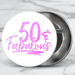 Badge Rond 2,50 Cm 50 & Fabuleux Parties scintillant violette 50e Ann<br><div class="desc">50 & Fabulous Purple Parties scintillant 50th Birthday Sparkle Buttons présente le design de texte moderne "50 & Fabulous" dans le script de calligraphie de parties scintillant violet. Parfait pour une fête ou une fête du 50e anniversaire.</div>