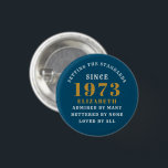 Badge Rond 2,50 Cm 50th Birthday Born 1973 Ajouter Nom Blue Gold<br><div class="desc">Personnalisé Anniversaire ajoutez votre nom et votre badge d'année. Modifiez le nom et l'année avec le modèle fourni. Un merveilleux accessoire de fête d'anniversaire personnalisé. Plus de cadeaux et de fournitures de fête disponibles avec le design "normes de fixation" dans le magasin.</div>