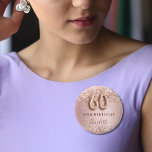 Badge Rond 2,50 Cm 60e anniversaire rose or blush parties scintillant<br><div class="desc">Élégante, classique, étiquette de nom glamour pour une fête de 60e anniversaire. arrière - plan rose or et dégradé de rougeur. Décoré d'or rose, de parties scintillant imitation, brille. Personnalisez et ajoutez un nom. Le nom est écrit avec un script de style moderne en lettres de couleur rose foncé. Le...</div>
