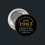 Badge Rond 2,50 Cm 60th Birthday Born 1963 Ajouter Nom Black Gold<br><div class="desc">Personnalisé Anniversaire ajoutez votre nom et votre badge d'année. Modifiez le nom et l'année avec le modèle fourni. Un merveilleux accessoire de fête d'anniversaire personnalisé. Plus de cadeaux et de fournitures de fête disponibles avec le design "normes de fixation" dans le magasin.</div>