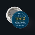 Badge Rond 2,50 Cm 60th Birthday Born 1963 Ajouter Nom Blue Gold<br><div class="desc">Personnalisé Anniversaire ajoutez votre nom et votre badge d'année. Modifiez le nom et l'année avec le modèle fourni. Un merveilleux accessoire de fête d'anniversaire personnalisé. Plus de cadeaux et de fournitures de fête disponibles avec le design "normes de fixation" dans le magasin.</div>