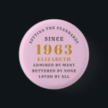 Badge Rond 2,50 Cm 60th Birthday Born 1963 Ajouter Nom Rose Grey<br><div class="desc">Personnalisé Anniversaire ajoutez votre nom et votre badge d'année. Modifiez le nom et l'année avec le modèle fourni. Un merveilleux accessoire de fête d'anniversaire personnalisé. Plus de cadeaux et de fournitures de fête disponibles avec le design "normes de fixation" dans le magasin.</div>