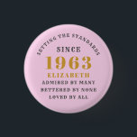 Badge Rond 2,50 Cm 60th Birthday Born 1963 Ajouter Nom Rose Grey<br><div class="desc">Personnalisé Anniversaire ajoutez votre nom et votre badge d'année. Modifiez le nom et l'année avec le modèle fourni. Un merveilleux accessoire de fête d'anniversaire personnalisé. Plus de cadeaux et de fournitures de fête disponibles avec le design "normes de fixation" dans le magasin.</div>