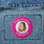 Badge Rond 2,50 Cm Anniversaire fête chaude rose photo nom de fille<br><div class="desc">Un arrière - plan rose vif. Personnalisez et ajoutez une photo et un âge. Avec le texte : Joyeux anniversaire. Texte courbe. Texte de couleur blanche. Personnalisez et ajoutez un nom.</div>