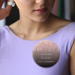 Badge Rond 2,50 Cm Anniversaire noir rose or parties scintillant nom<br><div class="desc">Pour une fête d'anniversaire de 21e (ou tout âge). Un fond noir, dégradé caffe couleur latte décoré avec des gouttes de parties scintillant rose or faux or, la peinture goutte à goutte. Personnalisez et ajoutez une date, un nom et un âge. Le nom est écrit avec un script de style...</div>