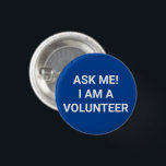 Badge Rond 2,50 Cm Ask Me I<br><div class="desc">Volunteer,  Ask Me I à Volunteer,  blue and white simple elegant pin button minimalsimple est simple elegant style customizable text,  create your own</div>