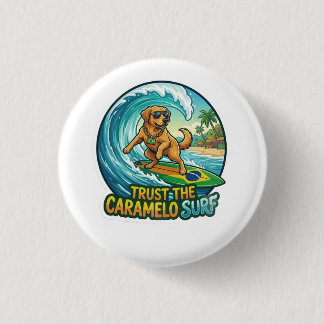 Badge Rond 2,50 Cm Autocollant de chien caramel surfant Mème de plage