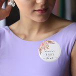 Badge Rond 2,50 Cm Baby shower pampas herbe rose or fleurons blanc<br><div class="desc">Pour un baby shower,  célébrer une petite fille. Un arrière - plan blanc chic. Décoré d'or rose,  de fleurs roses,  d'herbe de pampas. Personnalisez et ajoutez le nom de la mère à être</div>
