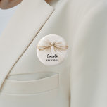 Badge Rond 2,50 Cm Balise de nom beige beige de l'arc de Bridesmaid<br><div class="desc">Arrière - plan beige crème. Décoré d'un grand arc. Personnalisez et ajoutez le nom de votre servante. Script de style manuscrit noir.</div>