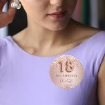 Badge Rond 2,50 Cm Balise de nom de la parties scintillant de roussis<br><div class="desc">Élégant, classique, glamour et nom de fille pour une fête de 18ème anniversaire. arrière - plan rose or et dégradé de rougeur. Décoré d'or rose, de parties scintillant imitation, brille. Personnalisez et ajoutez un nom. Le nom est écrit avec un script de style moderne en lettres de couleur rose foncé....</div>