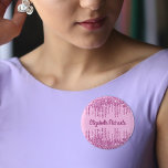 Badge Rond 2,50 Cm Balise de nom des gouttes de parties scintillant r<br><div class="desc">Un arrière - plan rose ceinturon. Décoré avec des gouttes de parties scintillant rose,  la peinture goutte à goutte. Personnalisez et ajoutez un nom,  écrit avec un script de style à la main girly moderne. Lettres de couleur rose.</div>
