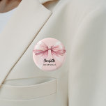 Badge Rond 2,50 Cm balise de nom rose de l'arc de Bridesmaid<br><div class="desc">Un arrière - plan rose pâle et doux. Décoré d'un grand arc. Personnalisez et ajoutez le nom de votre servante. Script de style manuscrit noir.</div>